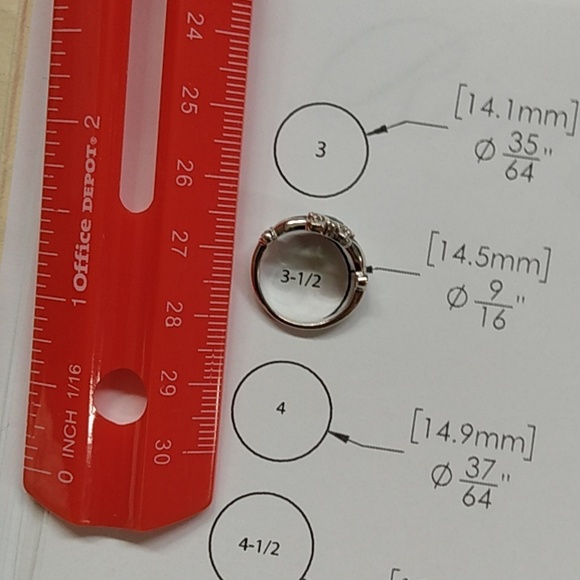 10k white gold Irish claddagh emerald ring - Picture 2 of 3